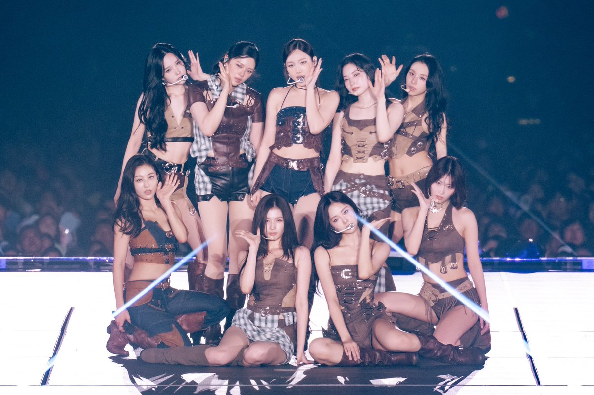 .<a href="/JYPETWICE/">TWICE</a> wrote a new chapter in K-pop girl group history by drawing approximately 550,000 spectators to their North American tour leg.

— The last girl group to achieve this feat were the Spice Girls back in 1998 ❤️‍🔥