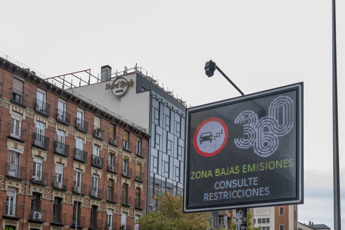 🚦🚗 ¿Estás al día de los cambios en movilidad?
Las nuevas normas de la DGT para 2026 llegan con novedades clave en seguridad, sostenibilidad 🌱 y circulación. Vehículo eléctrico ⚡, ZBE, radares y la baliza V16 conectada 🚨 marcarán un antes y un después blgs.co/V2A1eq