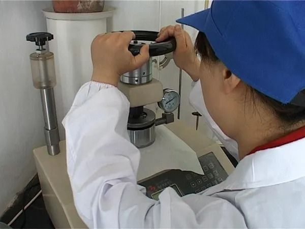 HuafengPrinting's tweet image. 🌟 Advantages of Our Paper Bags 🌟

1️⃣ Strict Quality Inspection
We prioritize product stability by investing in advanced testing equipment. Every step—from raw materials to finished paper bags—is closely monitored by our quality inspectors. 

#QualityMatters #FoodPackaging