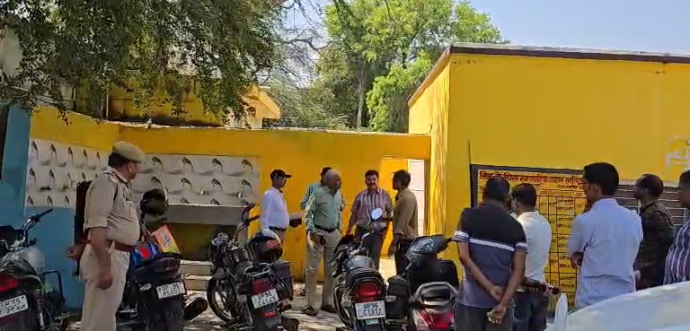 bstvlive's tweet image. चित्रकूट : आंगनबाड़ी उन्नयन केंद्र का शुभारंभ

➡डीएम पुलकित गर्ग ने किया शुभारंभ
➡बच्चों के मानसिक,शारीरिक विकास पर जोर
➡नया बाजार आंगनवाड़ी केंद्र का मामला
 
#Chitrakoot #AnganwadiCentre @ChitrakootDm