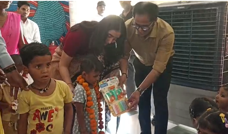 bstvlive's tweet image. चित्रकूट : आंगनबाड़ी उन्नयन केंद्र का शुभारंभ

➡डीएम पुलकित गर्ग ने किया शुभारंभ
➡बच्चों के मानसिक,शारीरिक विकास पर जोर
➡नया बाजार आंगनवाड़ी केंद्र का मामला
 
#Chitrakoot #AnganwadiCentre @ChitrakootDm