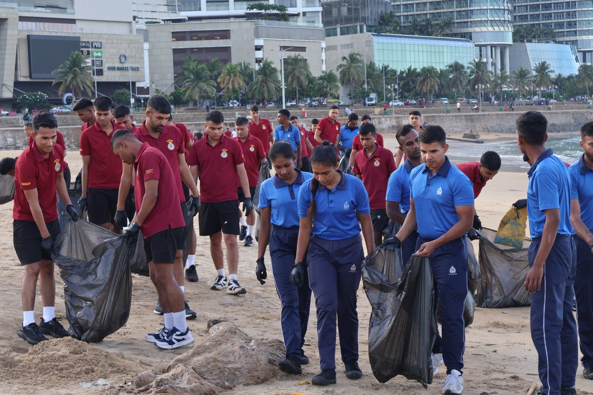 indiannavy's tweet image. ⚓ 𝐈𝐍–𝐒𝐋𝐍 𝐃𝐈𝐕𝐄𝐗 𝟐𝟔 
🇮🇳🤝🇱🇰
Solidarity in Service

#IndianNavy &amp;amp; #SriLankaNavy divers joined hands for a beach clean-up, reinforcing a shared commitment to cleaner coasts &amp;amp; seas

#BridgesofFriendship
#INSLN_DIVEX26
@SpokespersonMoD
@IndiainSL @SLinIndia