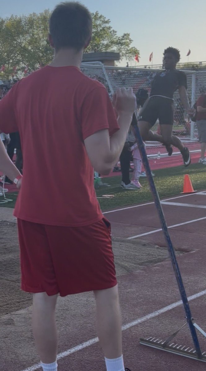 cadensharp_1's tweet image. Only Freshmen jumping with the big Dawgs in Mo Class  4  . #BE #Explosive #TOP5 😈 💪🏿