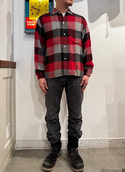 60s TOWNCRAFT RAYON SHIRTです。
サイズ　M

肩幅　45cm
身幅　56.5cm
着丈　67cm
袖丈　59cm

タウンクラフトのレーヨンシャツです。
同ブランドでたまに見かける、
フランネルのように表面が起毛したレーヨン地の変わった生地感の1点です。
truevintage.jp