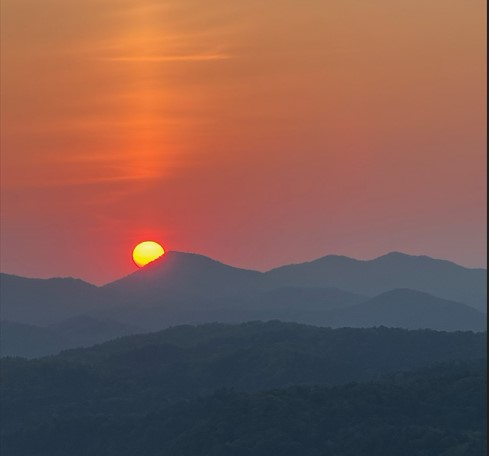AlConklin's tweet image. Peaceful start to the day from my #CLT neighbor, Mark Witherspoon out in Townsend, Tennessee. Shooting pics this morning with Smokies Guru, Nye Simmons.
#sunrise #smokymountains #ncwx #cltwx #tnwx #scwx @spann