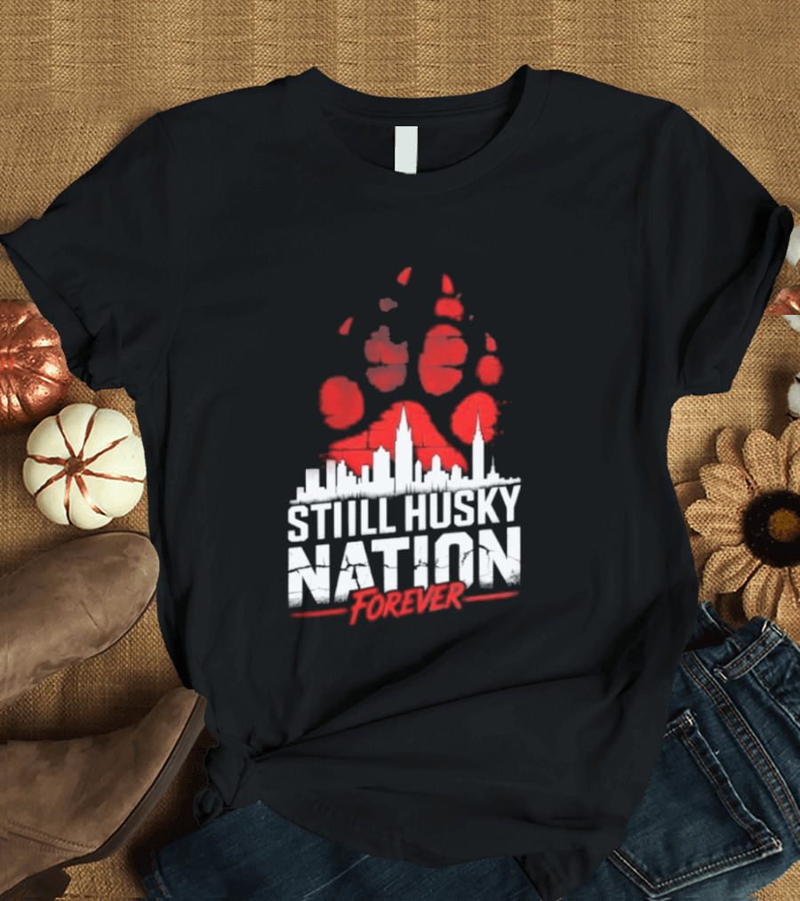 busmerchcom's tweet image. Be honest with me: does this Still Husky Nation Forever T-Shirt take you back to game days? That red paw print and skyline really capture that spirit! busmerch.com/product/t-shir…

#HuskyNation #UConn #NBA #CollegeBasketball