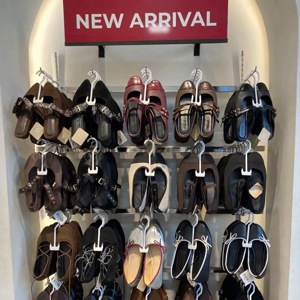 xalivyy's tweet photo. KENAPA BARU TAU SEKARANG😭 
Kalau ada brand lokal yang punya koleksi footwear cantik -cantik gini🫶 mulai harga 60 rban, ada offline storenya juga di beberapa kota‼️ https://t.co/RQP9dpUlb8