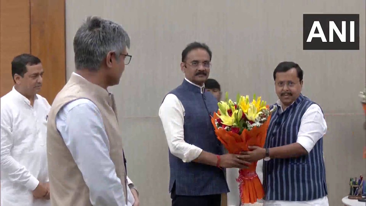 ANI's tweet photo. Delhi: Rajya Sabha MPs Raghav Chadha, Sandeep Pathak and Ashok Mittal meet BJP National President Nitin Nabin at the party headquarters 

2/3rd MPs of AAP in the Rajya Sabha announced merging with the BJP. https://t.co/WRXI1OgMjp