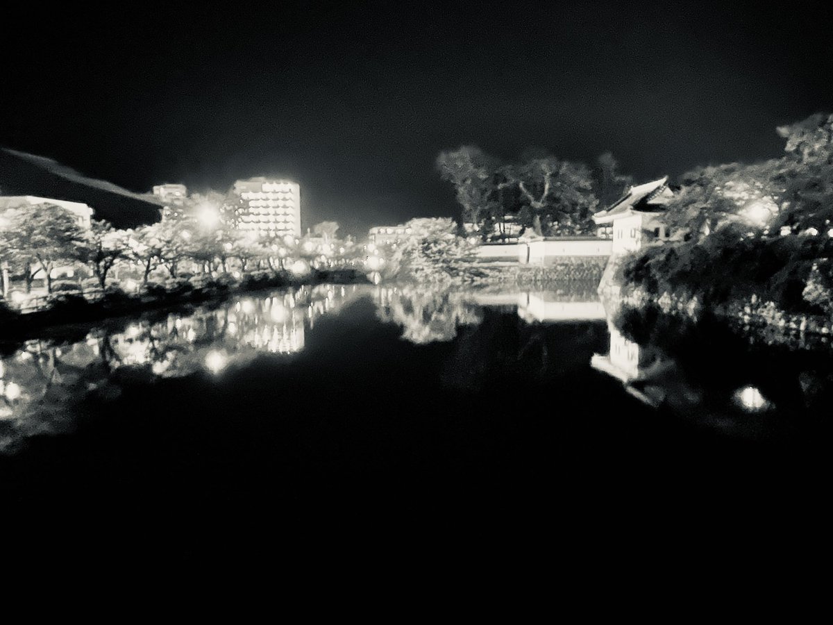 夜の散歩

少し肌寒いと思っていたけれど歩いているとポカポカしてくる

飲み会の帰りの団体さんが歩きながら大きな声で話してる。

とりあえず平和だ…