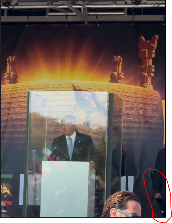 HanifFreeIran's tweet image. Reza Pahlavi was put in a glass jar for his “security”.
But it seems his security team has now concluded that an umbrella is more useful, given the kind of tomato-splash threat he has been facing, and perhaps the absolute joke he is for the regime in Iran 🤣

#FreeIran