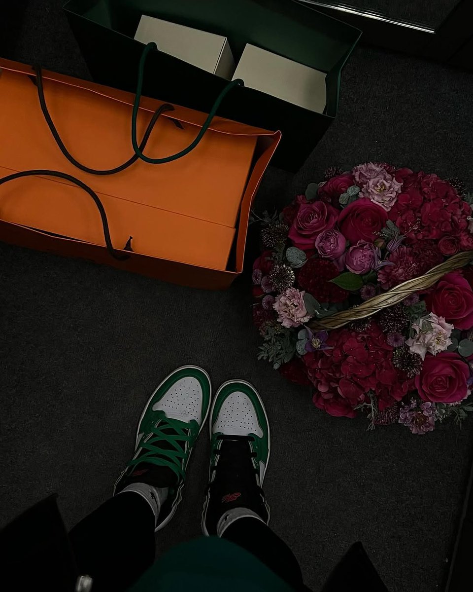 Phoebe_721's tweet photo. I need a bouquet of flowers that won't wither to put by my bedside so I can see them every morning when I wake up https://t.co/gEPLog9DB5