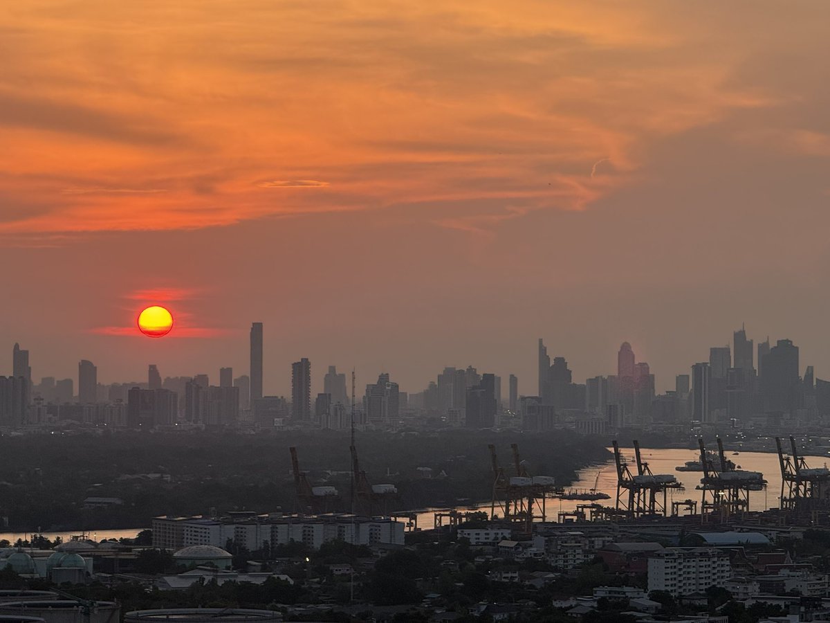 creativeskg's tweet image. #Bangkok skyline absolutely stunning tonight.