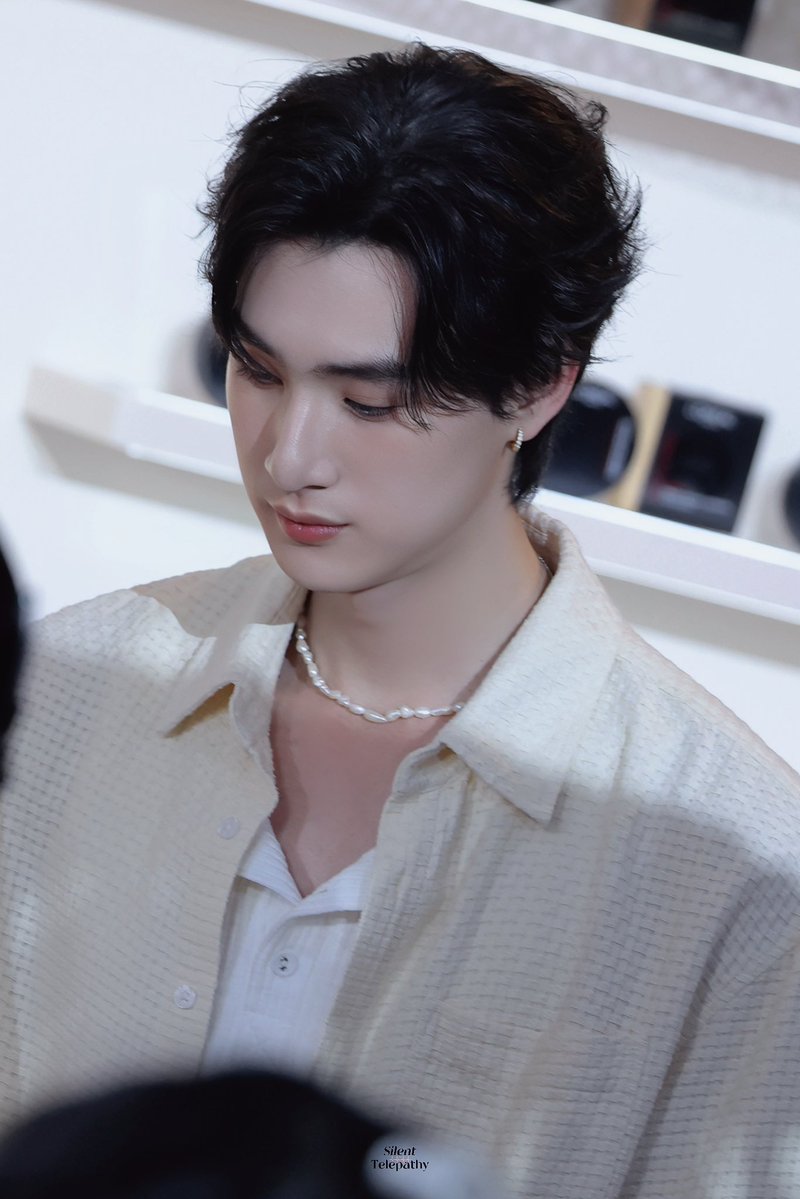 demi apapun ini mah ga heran kalo dew jirawat ngejar dari jaman awal kuliah banget, semanis ini segemes ini bayangin aja??!!!😭 ©ShuangSilent 

LOreal Summer Beach X Dew Tee
#LOrealRaffiaCushionXDewTee