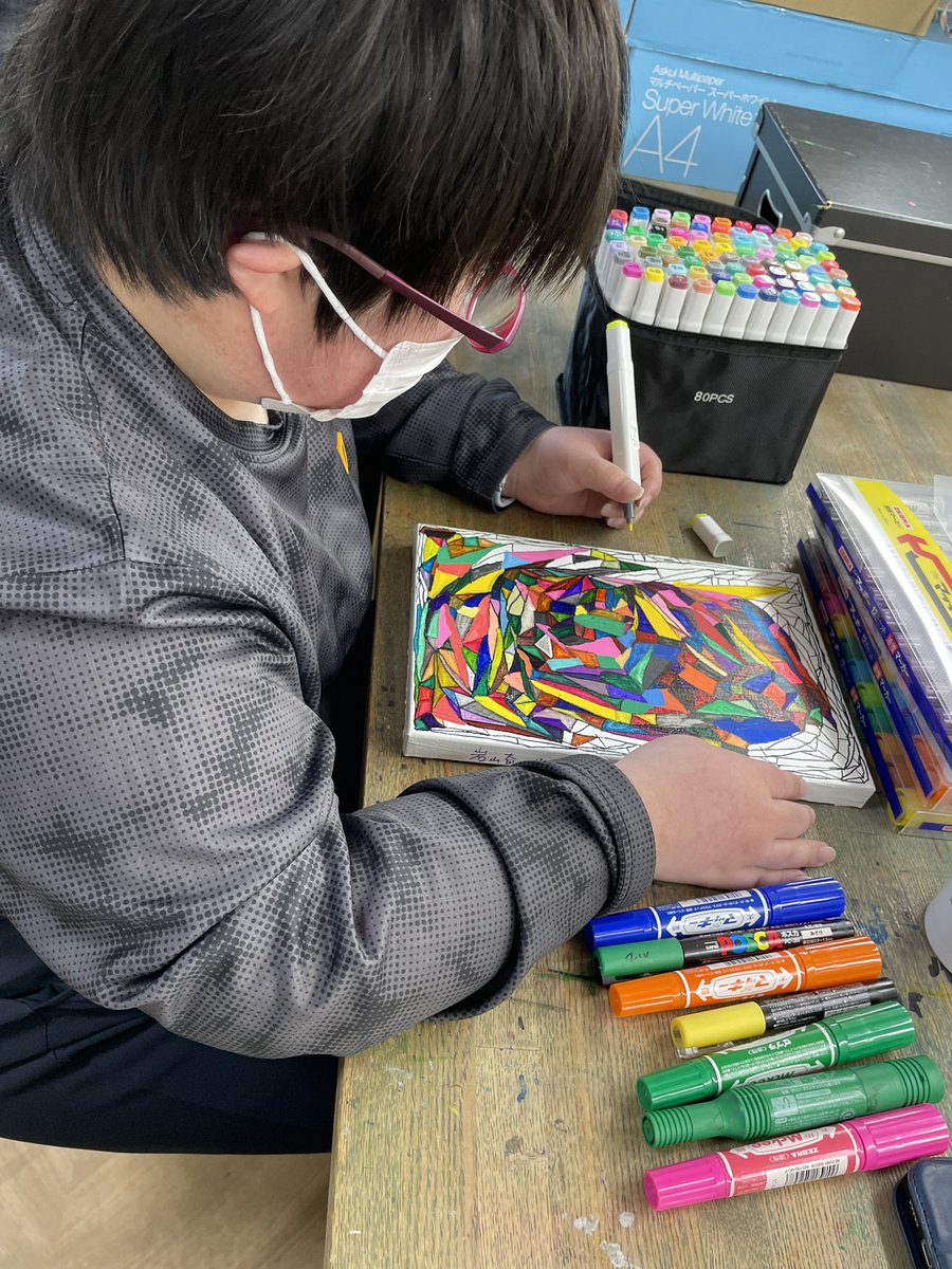 今日はアールドヴィーヴルで支援の日そしてリース作品のセレクトでした。

金曜日で週末モード。

お昼ごはんはデニーズにいくイベントもあってかなんだかウキウキしてるメンバーさんもいる。

あまり画像がないのが残念。