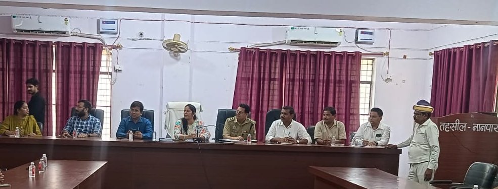 PCSMonalisa's tweet photo. आज तहसील नानपारा क्षेत्रान्तर्गत गांव-गांव में फार्मर रजिस्ट्री हेतु कैम्प लगाकर शत-प्रतिशत कृषकों की फॉर्मर रजिस्ट्री बनाये जाने के संबंध में  समीक्ष बैठक की गई व सभी अधिकारियों/ कर्मचारियों को आवश्यक दिशा निर्देश दिए गए।
@bahraichpolice @DMBahraich https://t.co/TWfUEjuKVx