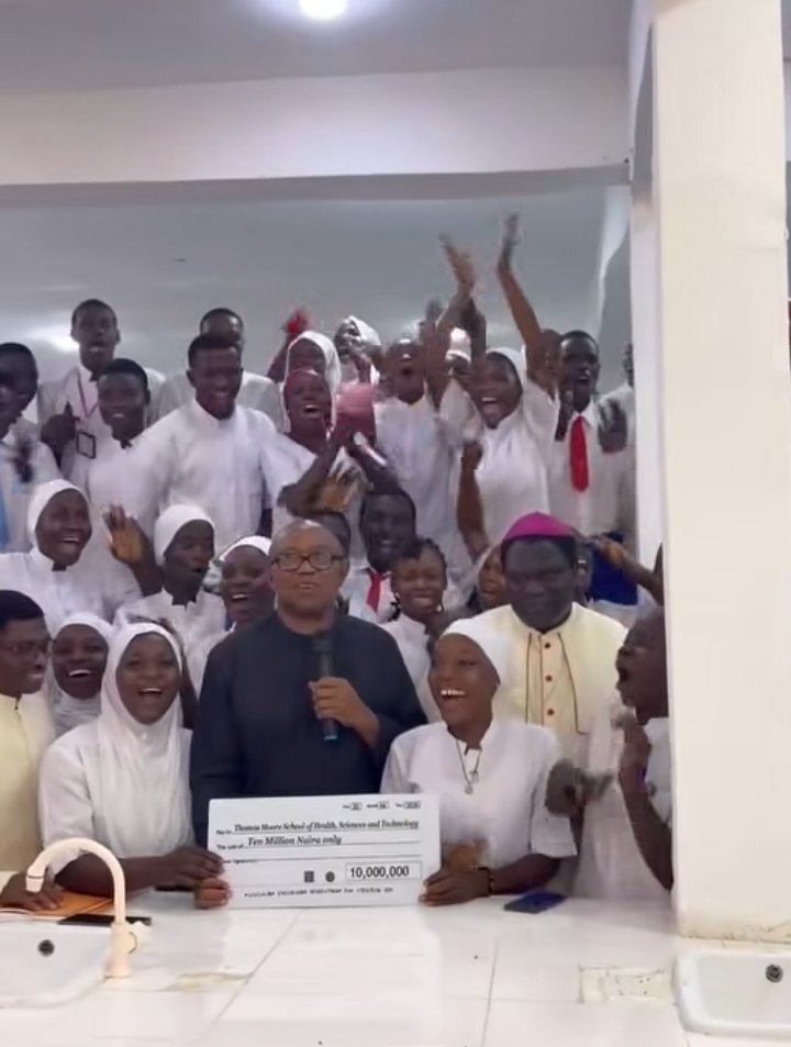 PRINCEOBIAMOBI's tweet photo. Peter Obi makes a donation of N10,000,000 to Thomas Moore school of health and science technology, Bauchi https://t.co/pig49HwaAL