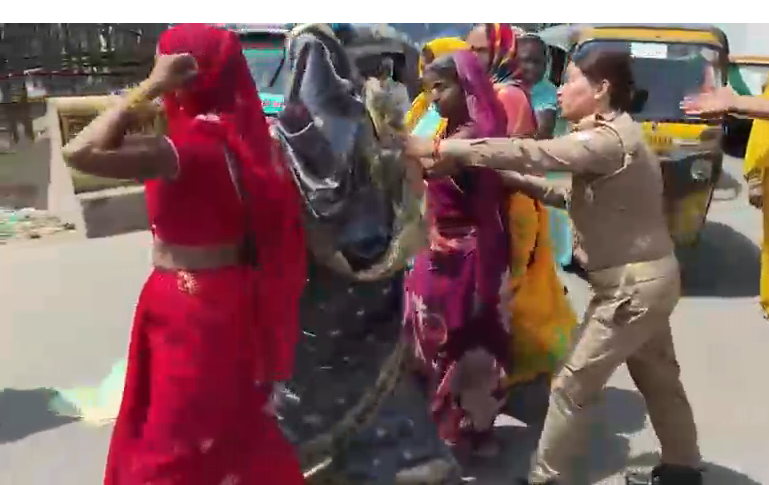 bstvlive's tweet image. फिरोजाबाद : स्मार्ट मीटर के खिलाफ लोगों में रोष

➡महिलाओं ने किया जोरदार प्रदर्शन
➡महिलाओं ने बिजली घर में की तोड़फोड़
➡बिजली घर में खिड़की के शीशे भी तोड़े
➡थाना दक्षिण इलाके का पूरा मामला
 
#Firozabad #SmartMeter #PublicProtest @UPPCLLKO