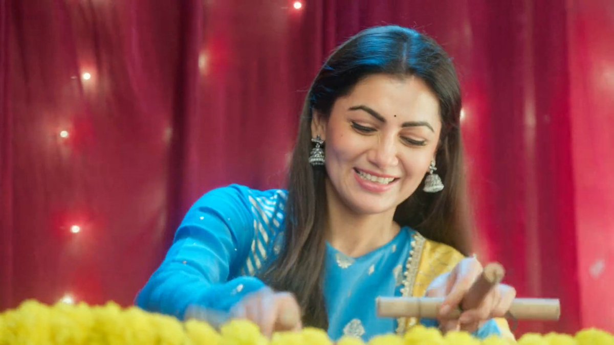 Itswarnali's tweet photo. Life keeps testing her, pulling her strings like a puppet of fate yet somehow she gathers the strength to hold those very strings herself, putting on a brave little puppet show just to bring a smile on her family's face. 💗🧿✨

#SritiJha #Aparajita #TumDenaSaathMera #TDSM https://t.co/rt1T73y35p