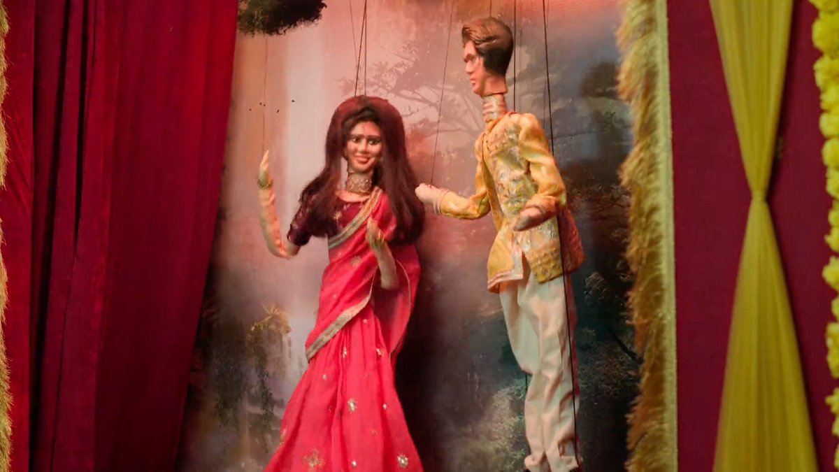 Itswarnali's tweet photo. Life keeps testing her, pulling her strings like a puppet of fate yet somehow she gathers the strength to hold those very strings herself, putting on a brave little puppet show just to bring a smile on her family's face. 💗🧿✨

#SritiJha #Aparajita #TumDenaSaathMera #TDSM https://t.co/rt1T73y35p