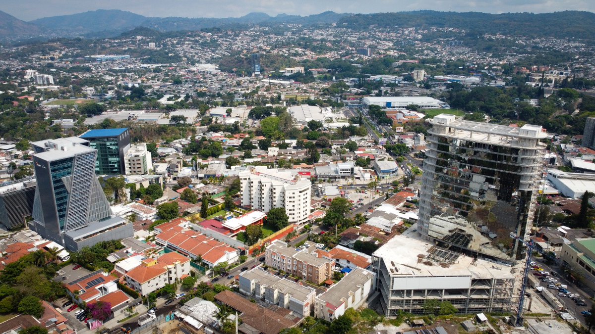 Fitch mantiene la calificación de El Salvador en ‘B-’ con perspectiva estable. La agencia destaca mejoras fiscales, mayor crecimiento económico y respaldo del FMI, pero advierte riesgos por deuda, pensiones y retrasos en reformas clave. 🔗 acortar.link/tMVYFc