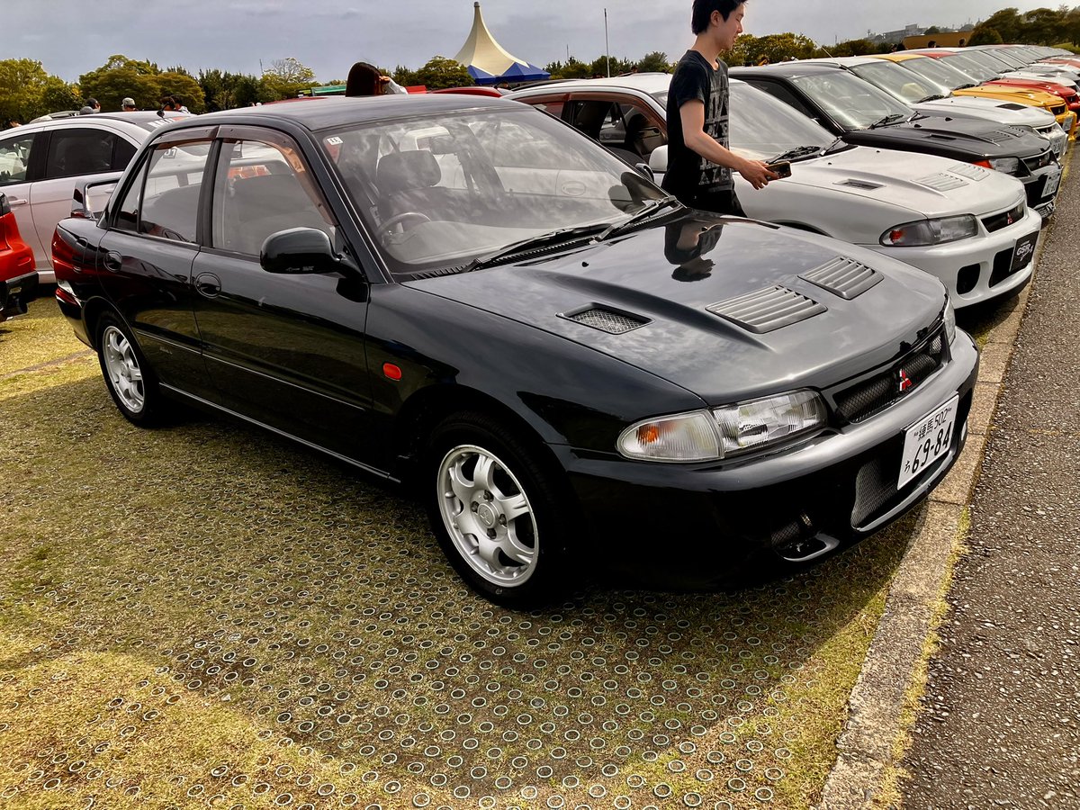 You-each-low tweet media