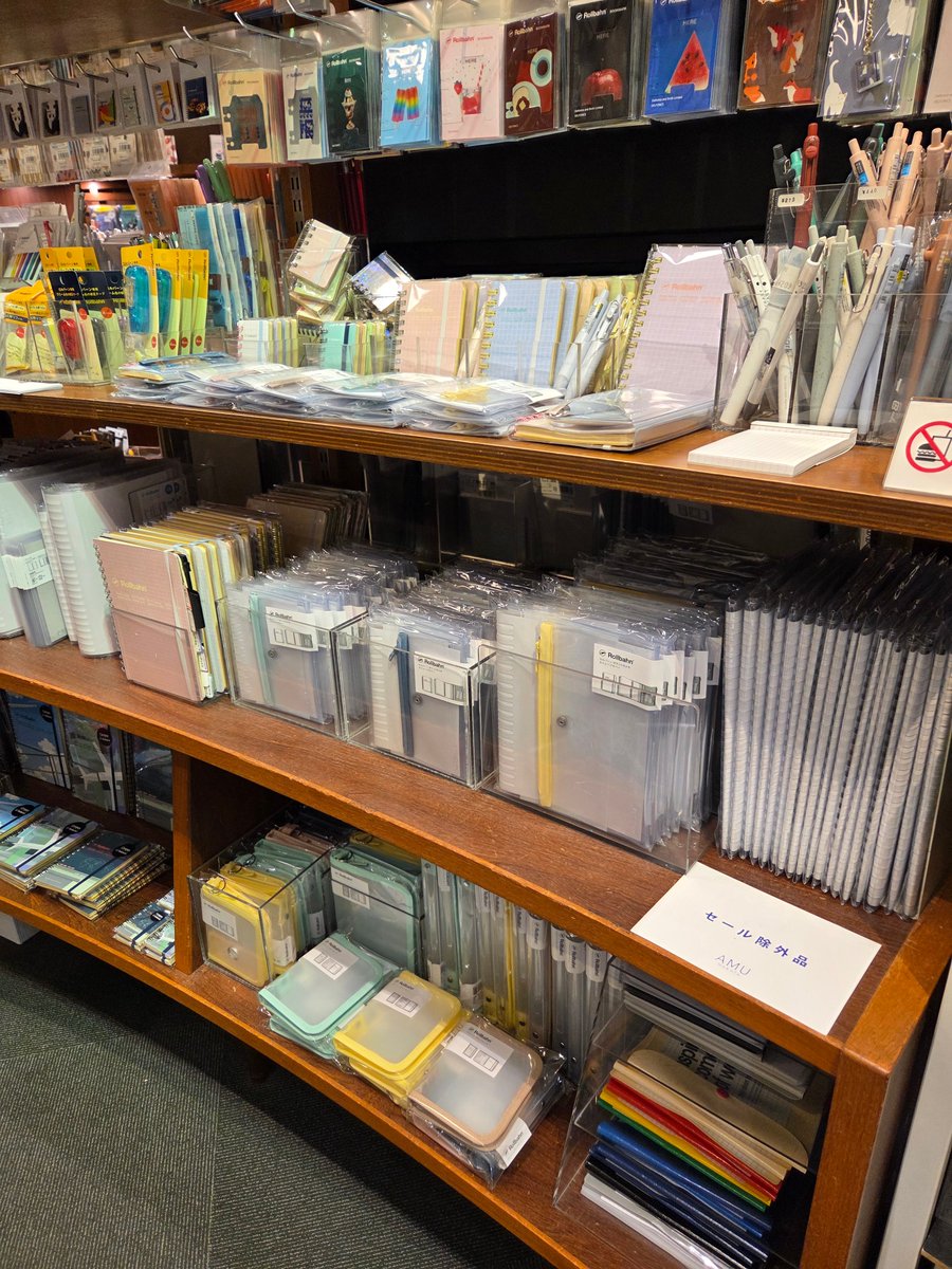 自分らしくカスタマイズできる、ロルバーン専用のアクセサリー。 「ロルバーン ポケット付メモ ストレージカバー」 、「ロルバーン ラウンドケース」の新色とミニサイズが博多店でも販売開始いたしました！爽やかなライトイエローとミントの2色が加わり、表紙との組み合わせの幅が広がりますね！