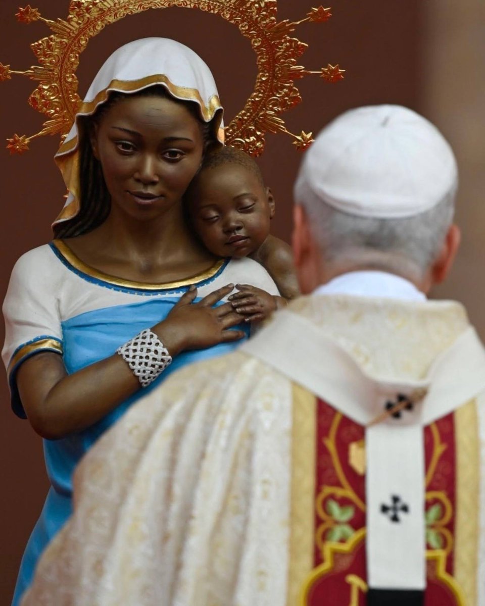 ObispoMunilla's tweet image. Impactante esta imagen de Nuestra Señora de Bisila (Guinea Ecuatorial):

.- La corona parece compartida, cobijando a la vez la cabeza de la Madre y la del Hijo...
.- El Niño está a la espalda, pero asomándose por el hombro de María...
.- Parece como si las manos de la Madre y del