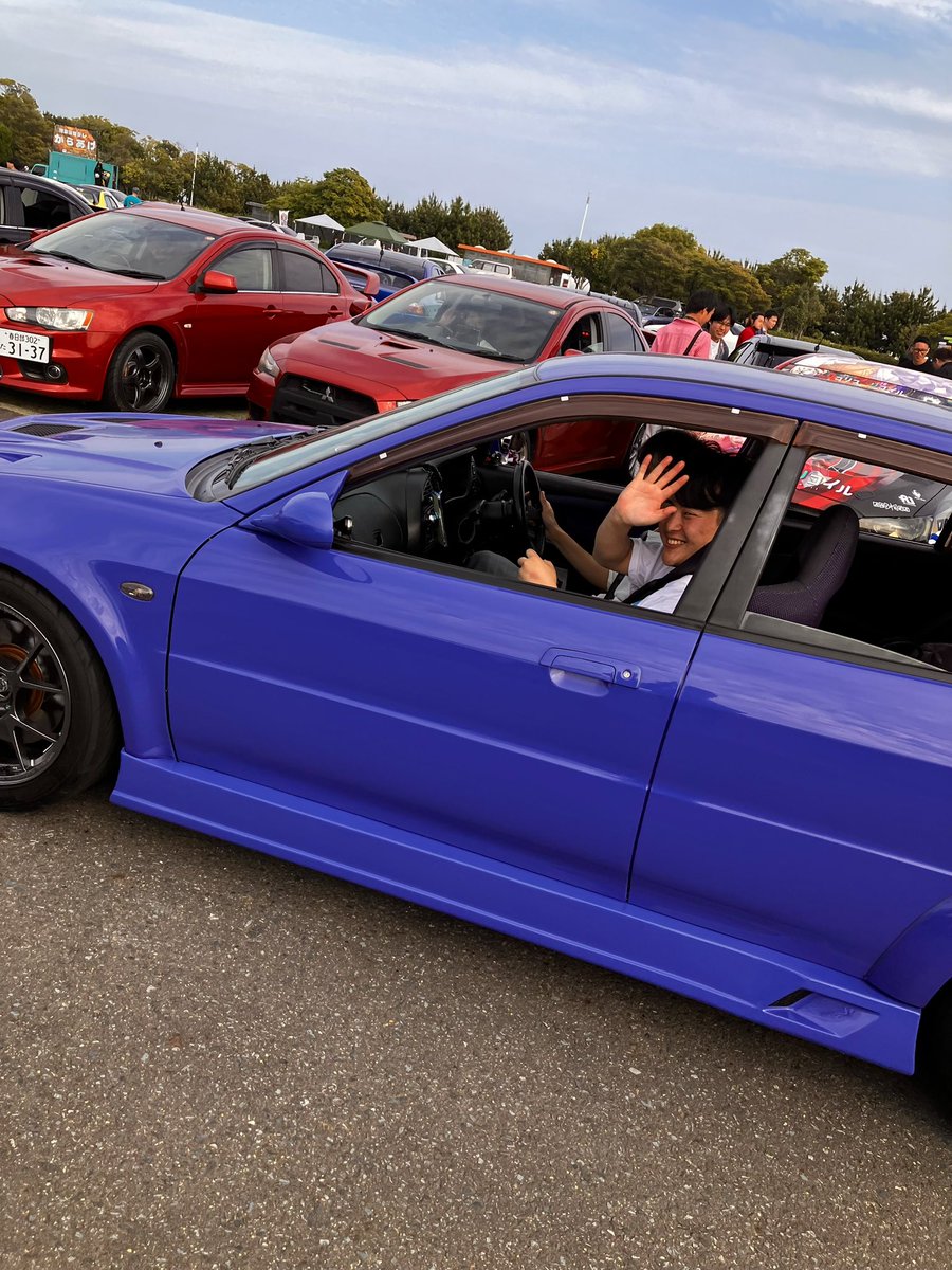 You-each-low tweet media