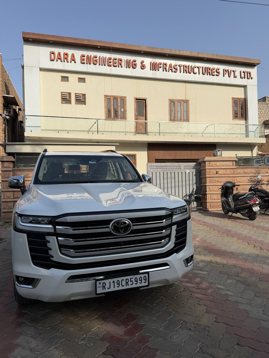 डारा ग्रुप में आज एक और नए मेहमान ( लैंड क्रूज़र ) का हार्दिक स्वागत 🙏🚘