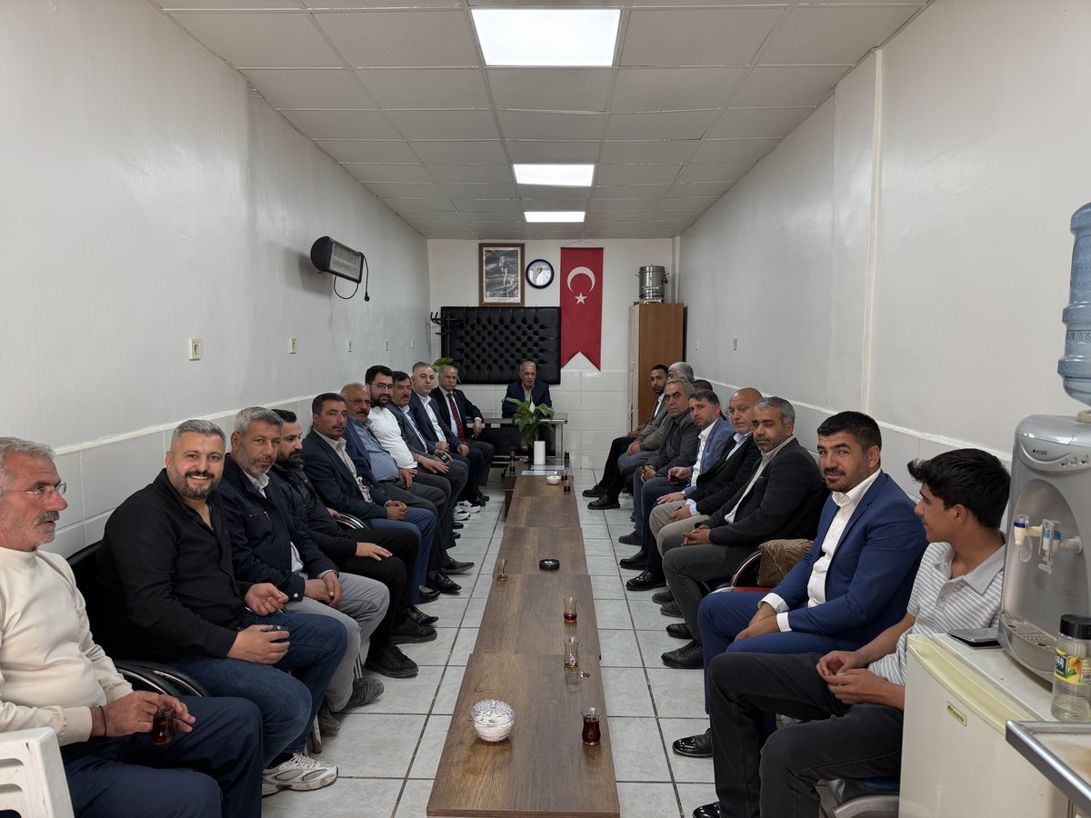 sanliurfadeva's tweet photo. Suruç Muhtarlar derneğinde muhtarlarımız ile biraraya geldik. Dernek başkanı Musa Yağmurlu ve mahalle muhtarlarımızın sorunlarını dinledik. 
Suruç değişim istiyor
DEVA Partisi olarak elimizden ne geliyorsa yapmaya hazırız@hk_hasankaplan @MuharremTiler @DeveciKavas @hidayethulagu https://t.co/atnxSlF3nh