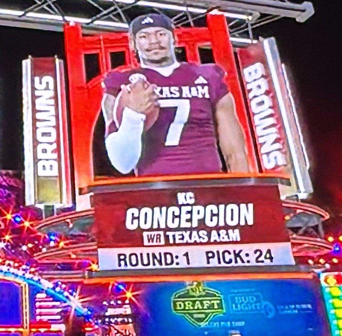 sandropacheco71's tweet image. The #ClevelandBrowns choose #TexasAAndM WR #KCConcepcion with the number 24 overall pick of #Round1 of the #2026NFLDraft. #NFL #MakingHistory #DawgPound