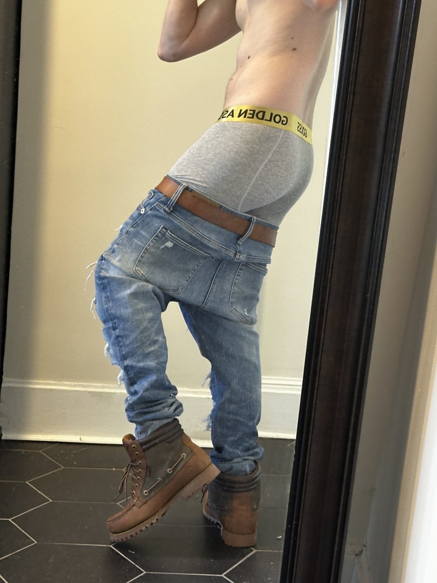 justanothersag_'s tweet photo. How’s this Golden Ass looking on me? 👀 Had to show off the new pair https://t.co/dwOjkviqnm