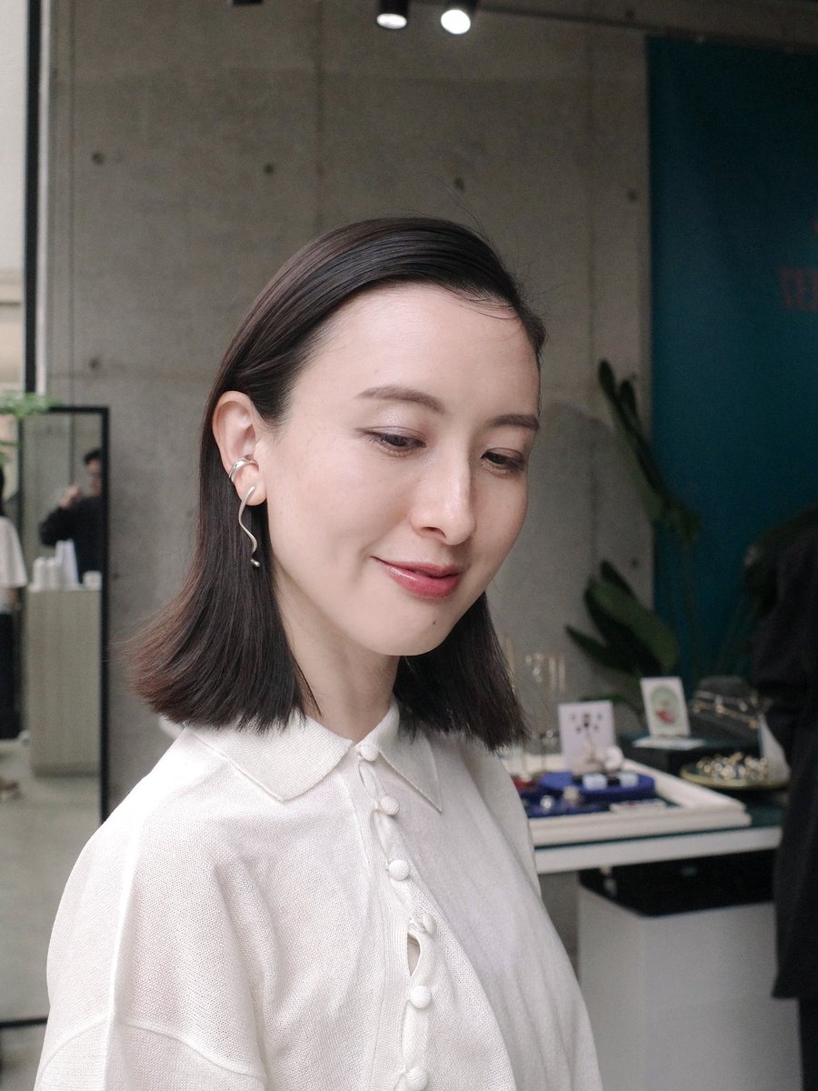 ki45m's tweet image. インウイ アイズの限定カラー10番、左下の淡いブルー？グレー？が肌に乗せると透けそうな滅可愛いアイシーピンクに。

衝撃の良さゆえ黒目の上&amp;amp;目頭エリアの面積広めにしっかり塗ってしまう（なぜなら可愛いので）。
右上のイエローも幾ら塗れども「何もしてません感」を出せる天才的カラー。
#gifted