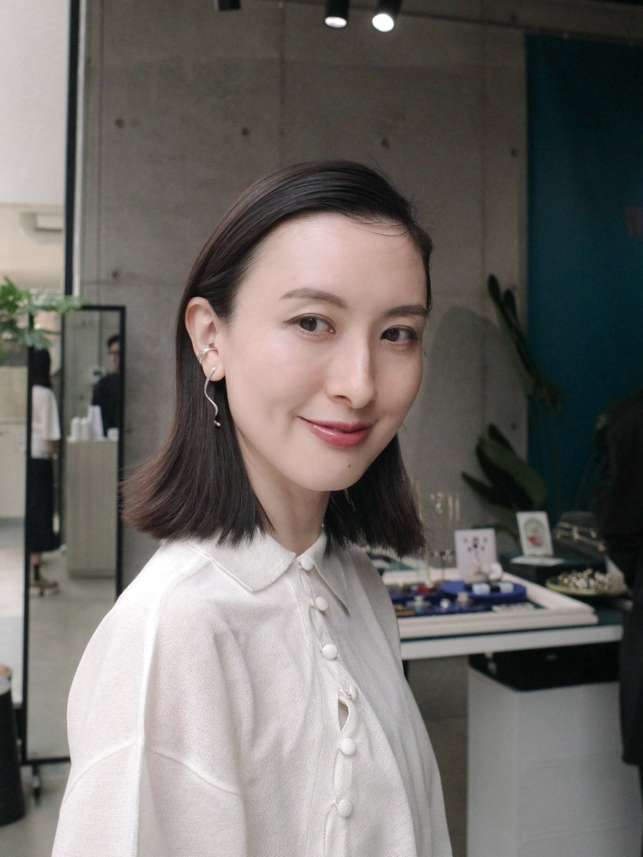 ki45m's tweet image. インウイ アイズの限定カラー10番、左下の淡いブルー？グレー？が肌に乗せると透けそうな滅可愛いアイシーピンクに。

衝撃の良さゆえ黒目の上&amp;amp;目頭エリアの面積広めにしっかり塗ってしまう（なぜなら可愛いので）。
右上のイエローも幾ら塗れども「何もしてません感」を出せる天才的カラー。
#gifted