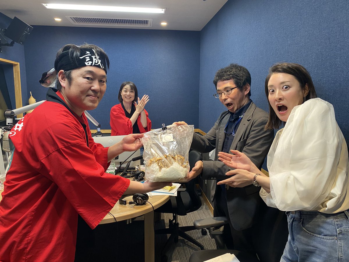 tubu_matu's tweet photo. 16:05〜 ゲスト10、11人目

小暮智アナウンサーと髙橋麻美アナウンサーに
お越しいただき、最初に2人とも歌っていただきました🎤

悪口祭りの大賞のお2人に
景品はりえなめこです🍄笑

『ACCENT!』（木）（金）『ビタミンとちぎ』（木）
聴いてください！

 #栃木放送  #つぶまつ  #小暮智  #髙橋麻美 https://t.co/C163BRSLA9