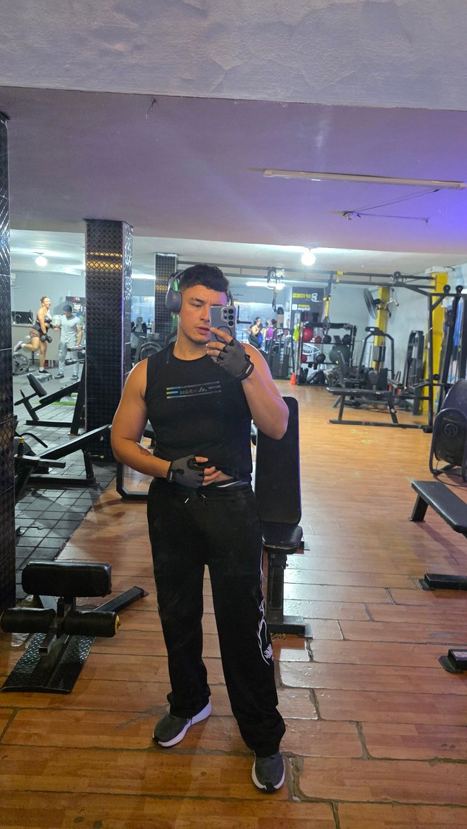 charlezjv's tweet photo. Que calor 🔥
#gaytheme #gym https://t.co/7Khf9ndFxV