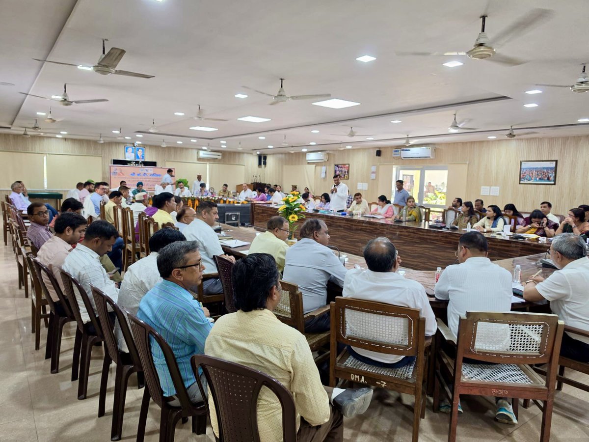 आज अमरोहा कलेक्ट्रेट के गांधी सभागार में माननीय प्रभारी मंत्री आदरणीय श्री <a href="/TheKPMalik/">K P Malik</a> जी की अध्यक्षता में विकास कार्यों की समीक्षा बैठक में सहभागिता की। बैठक में विभिन्न विभागों की योजनाओं की प्रगति पर विस्तार से चर्चा की गई।