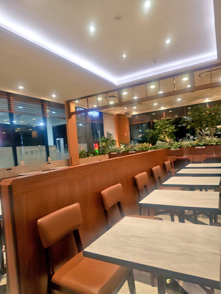 rFFon8r1ohmKMan's tweet image. 焼肉家族にご馳走したらお母さんがお礼にドルチェご馳走下いよと言われたので行きつけのカフェに来ました😀
母ちゃんありがとう😇
#イコラブ
#カフェ