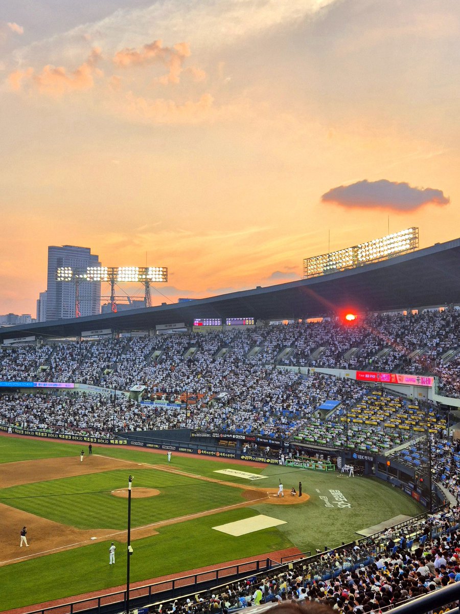 lotte_shining_'s tweet photo. 나같경.. 하늘 때문에 잠야를 정말 사랑함. https://t.co/gODlE8CiMJ