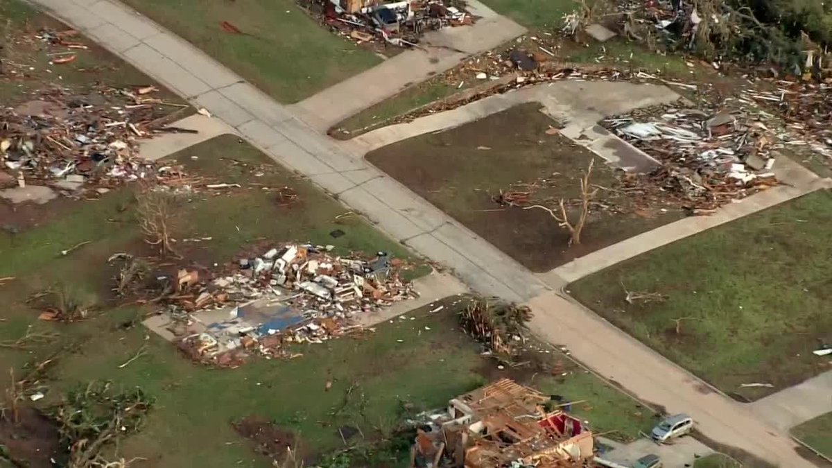 Sekai_WX's tweet photo. KOCO9 just flew over the tornado-destroyed subdivision near Enid Air Force Base.  

Many homes are severely damaged and a few are leveled and swept away.  

Some light scouring is also visible. Violent damage. https://t.co/7tLv87RLW2