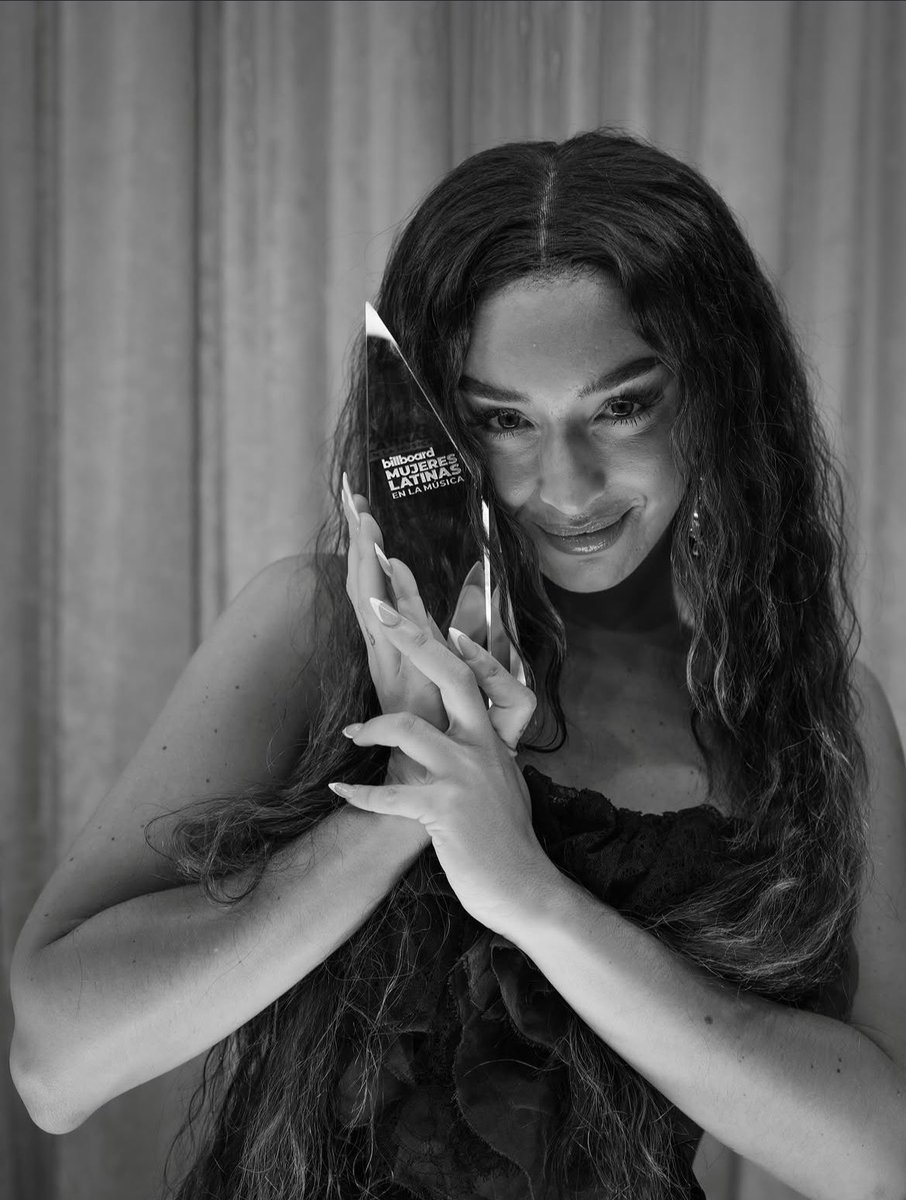 📸 LOLA INDIGO posa junto a su PREMIO EVOLUCIÓN en los BILLBOARD MUJERES LATINAS 2026 ft TELEMUNDO

— primer premio billboard de la artista
