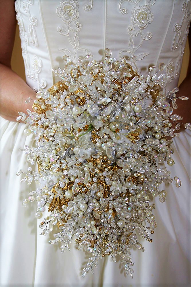 InfoBouquets's tweet image. Our Gold Vintage Bespoke Brooch Bouquet looks equally as stunning in Silver.

#wedding #weddingday #dress #silver #gold #weddingwednesday #bouquet #bride #brooch #vintage