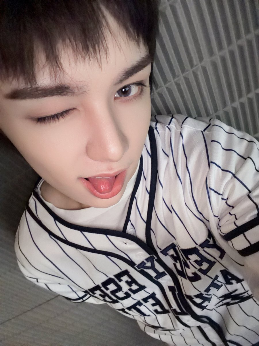 AxMxPxICS's tweet image. [Plus Chat] #크루 #CRU

야구 보러 가고 싶어요 ⚾️    
Scroll to the last slide for a surprise ;)