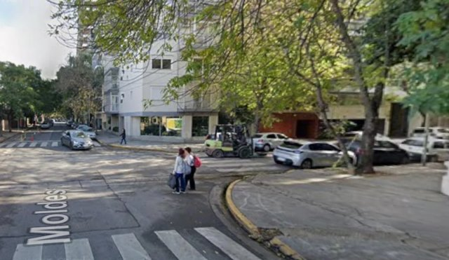 diariohoynet's tweet image. 👨‍🦰🚨|#muerte | #Hombre 

Hallaron muerto a un hombre con un disparo en la cabeza tras apagar un incendio 

El descubrimiento tuvo lugar en un edificio ubicado en la calle Moldes al 1100, en el barrio porteño de Colegiales. 

diariohoy.net/trama-urbana/h…