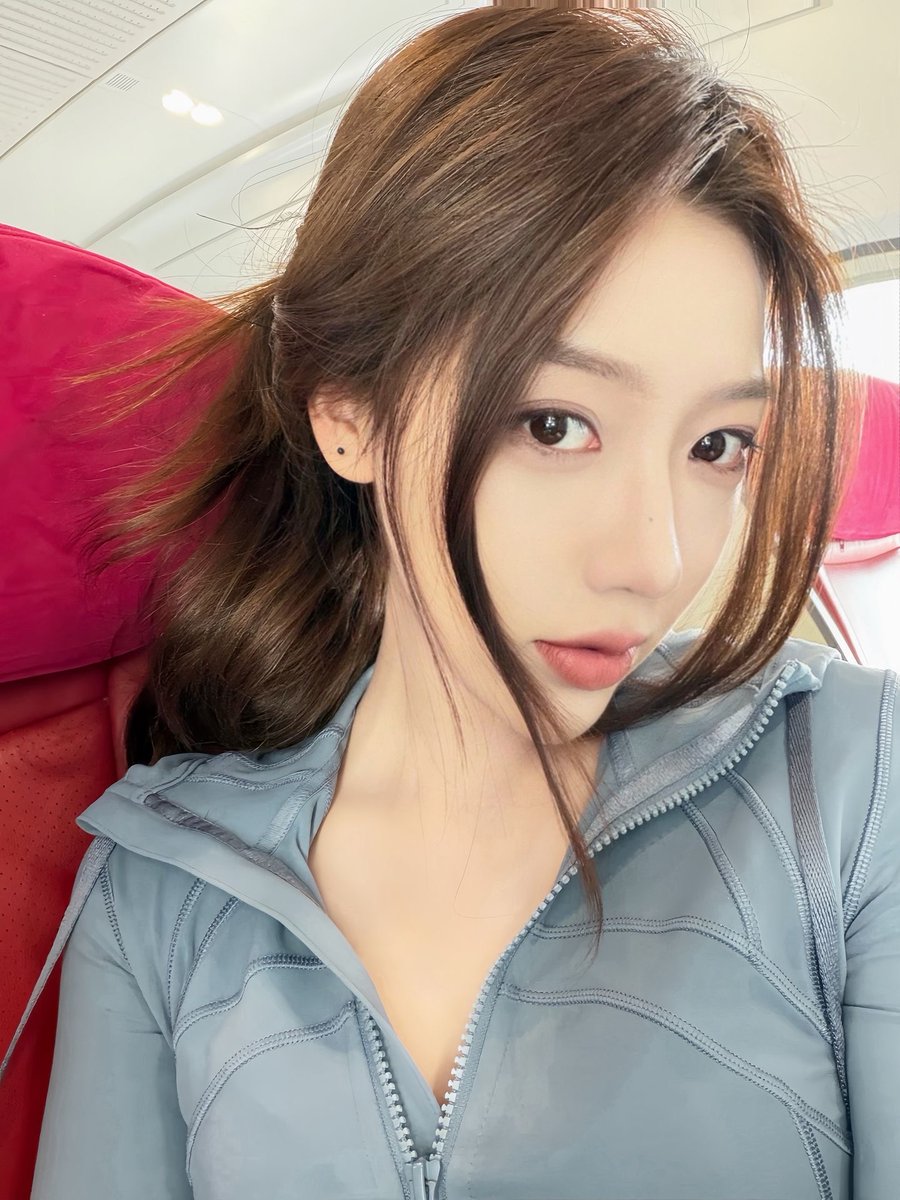 T51612895's tweet photo. 06年，165/49，在读大三的旅游管理学生。
学校里是乖乖女，成绩中等，扎着马尾穿简单T恤牛仔裤，看起来清纯可爱。私下却越来越忍不住，一个人在宿舍里看片时总幻想被大鸡巴狠狠操烂。想找29-37岁干净有经验的哥哥，鸡巴粗硬，。喜欢后入被抓着腰猛撞，或者被你按在酒店床上抓头发深喉
#同城 #浙江 https://t.co/h0XncWzDrZ