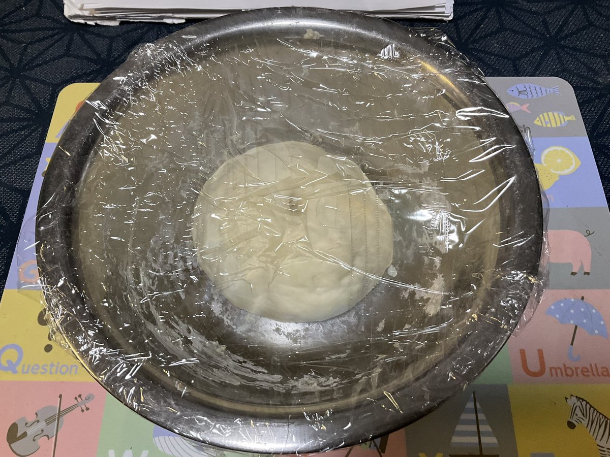 次男がピザを作ってくれると嬉しい言葉にるんるん🎵と帰ってきたら、まだ、発酵してなくて、お腹空いて悲しい。

昨日はペシャメルソースのかかったハンバーグでした。毎日美味しい夕食を作ってくれるのが嬉しいけど、早く〜！

「もういいんちゃう？」と聞いても、「もうちょっと待ちなさい！」と😭