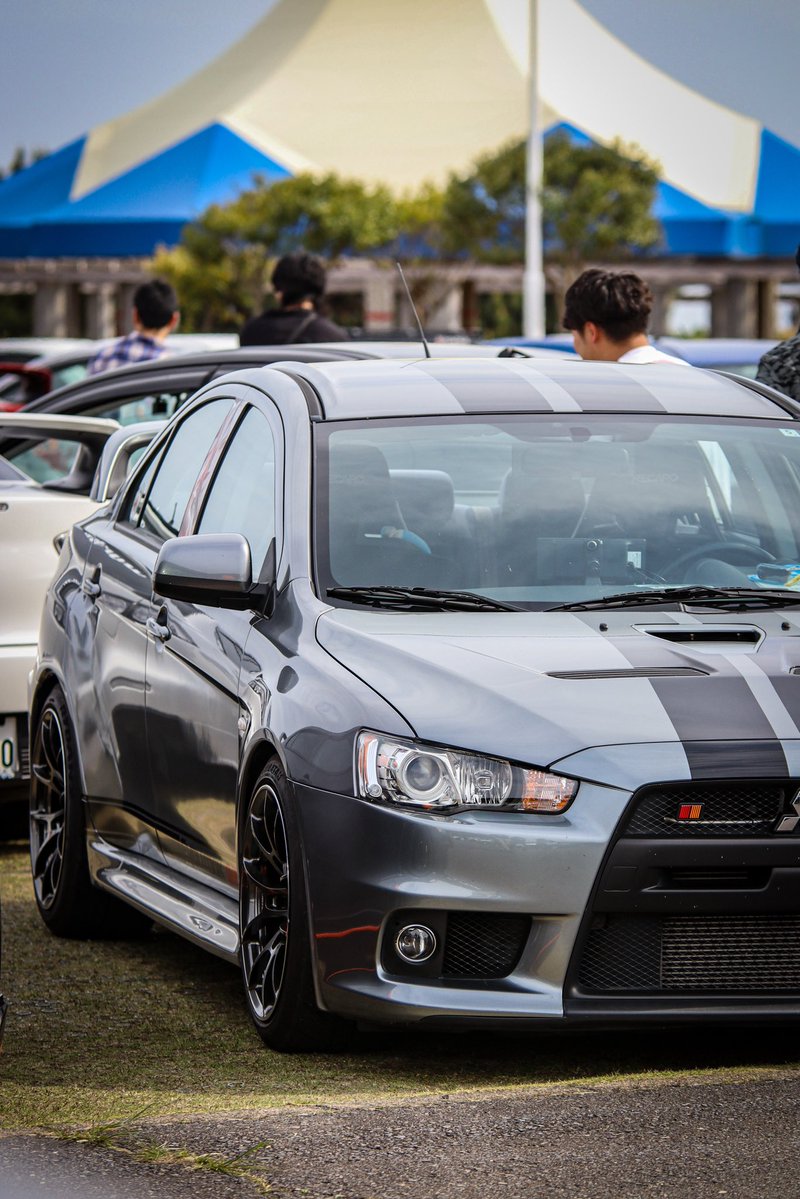 You-each-low tweet media