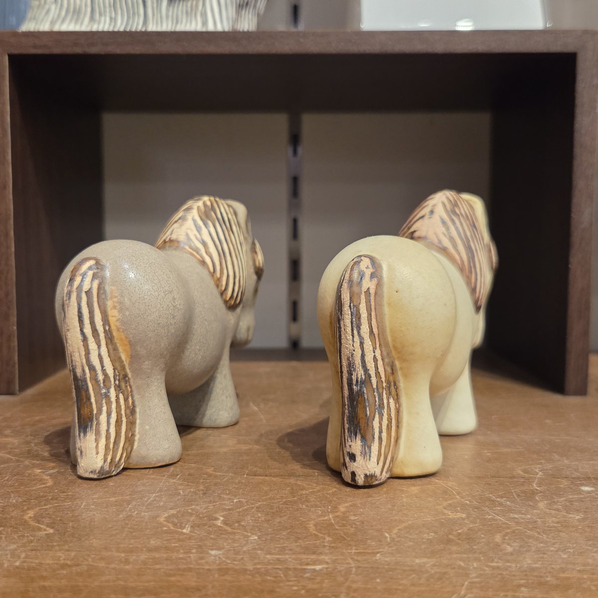 スウェーデンを代表する陶芸家「Lisa Larson（リサラーソン）」から、人気のポニーが入荷しました！2026年午年に合わせて新色のグレーとホワイトが登場です。丸いフォルムが可愛いポニーはインテリアのアクセントにも◎ぜひ店頭でご覧ください！