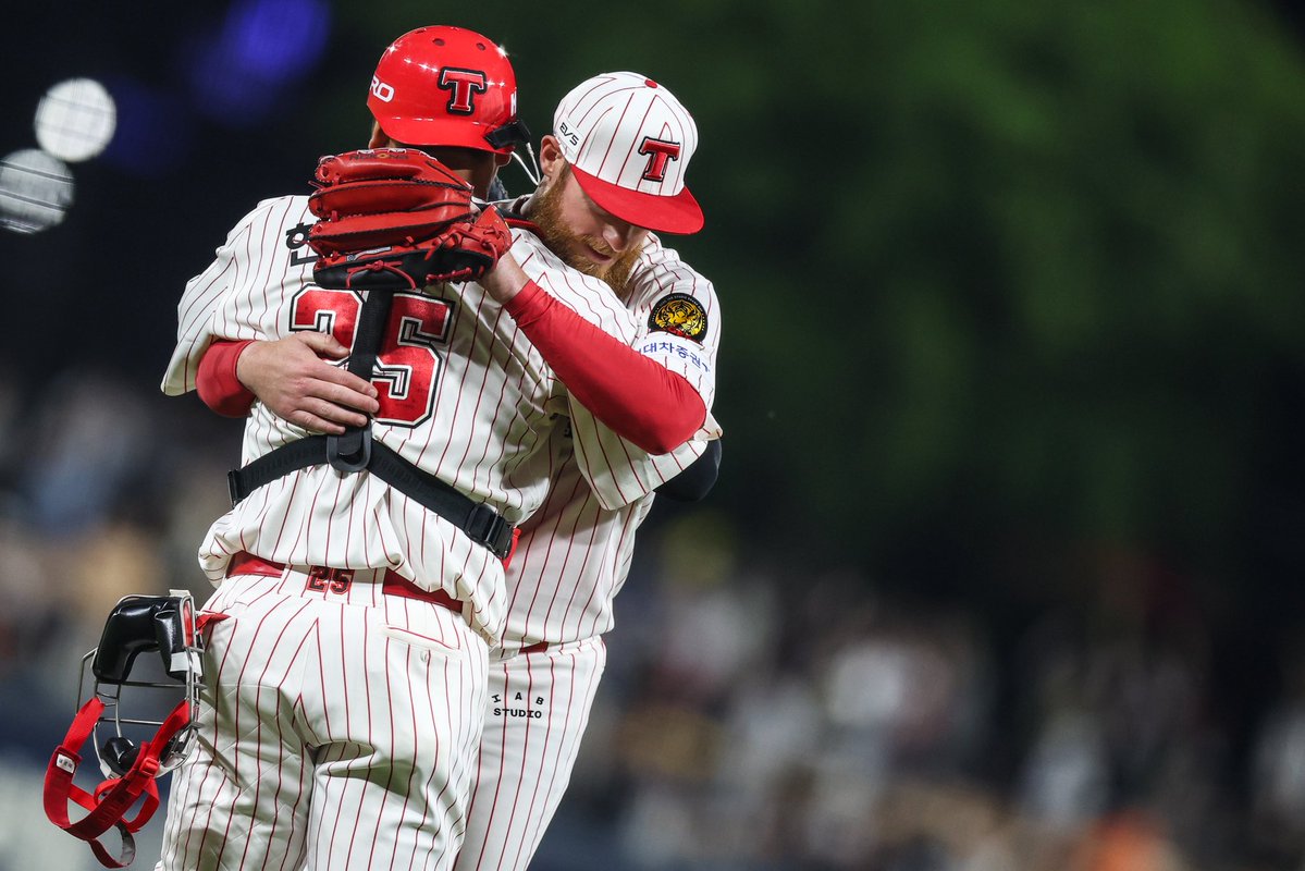 우리의 홈플레이트-
아무일도 없었다

260424 
2,417일만의 팀 9이닝 완봉승
완봉승 올러 &amp; 한준수