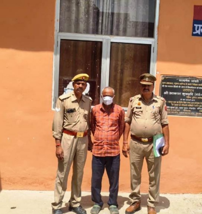 aligarhpolice's tweet image. #Aligarh । #AilgarhPolice
थाना अकराबाद पुलिस टीम द्वारा मु0अ0सं0 645/2025 धारा 85/115(2)/352/ 123/80(2) बीएनएस व 3/4 डीपी एक्ट में वांछित अभियुक्त को गिरफ्तार करने के संबंध में-
#UPPolice